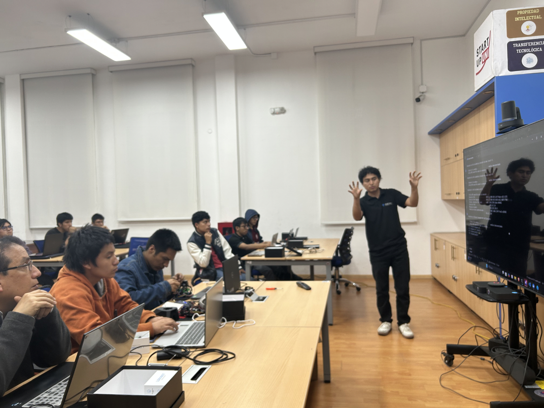 Estudiantes en aula de robótica